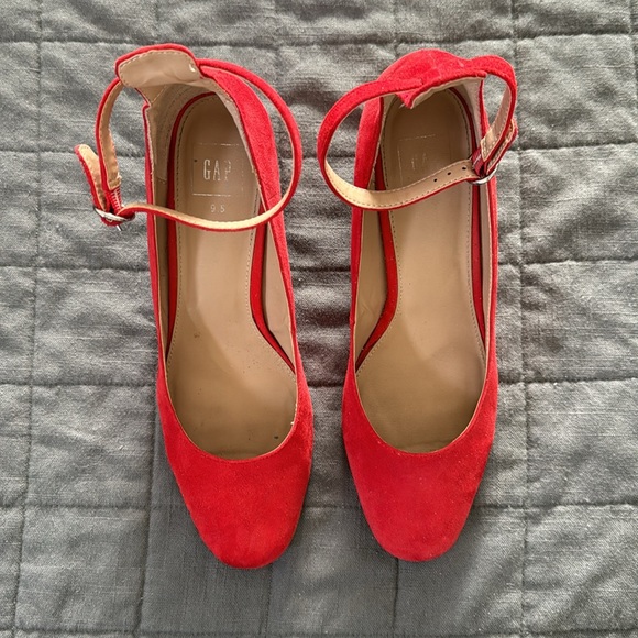 GAP Heels - Picture 2 of 5